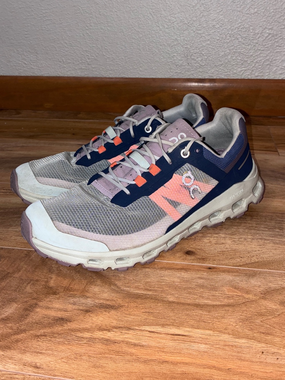 On Cloud Cloudvista Women's Trail Running Shoes- size 8.5